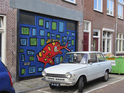 901849 Afbeelding van een schildering op de toegangspoort van de panden Lauwerecht 60-62b te Utrecht, met op de ...